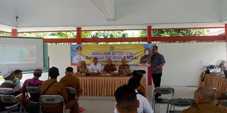 SOSIALISASI - Badan Kesbangpol Kabupaten Tapin melalui bidang kewaspadaan nasional dan penanganan konflik saat melaksanakan sosialisasi deteksi dan cegah dini konflik sosial di Aula Kecamatan Bungur, Senin (4/3).