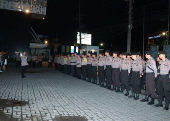 Ratusan personel dari TNI-Polri saat bersiap mengamankan rekapitulasi penghitungan suara pemilu, Minggu (3/3).
