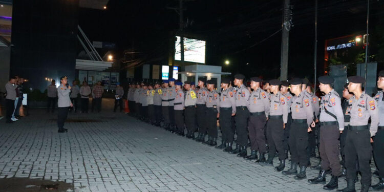 Ratusan personel dari TNI-Polri saat bersiap mengamankan rekapitulasi penghitungan suara pemilu, Minggu (3/3).