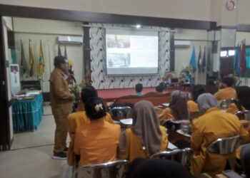 KEPALA Kesbangpol Kota Banjarmasin Dr Lukman Fadlun SH MH saat memberikan paparan terkait wawasan kebangsaan.