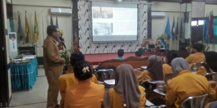 KEPALA Kesbangpol Kota Banjarmasin Dr Lukman Fadlun SH MH saat memberikan paparan terkait wawasan kebangsaan.