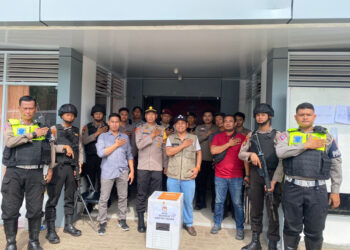 ANTAR SURAT SUARA - Kabagops Polres Tabalong didampingi ketua KPU, ketua bawaslu, dan komisioner KPU, saat melepas personel Polres Tabalong untuk mengantar surat suara hasil rekapitulasi Pemilu 2024, Selasa (5/3).