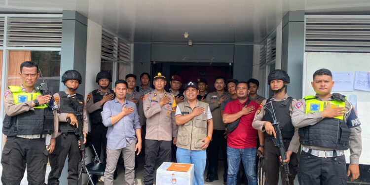 ANTAR SURAT SUARA - Kabagops Polres Tabalong didampingi ketua KPU, ketua bawaslu, dan komisioner KPU, saat melepas personel Polres Tabalong untuk mengantar surat suara hasil rekapitulasi Pemilu 2024, Selasa (5/3).