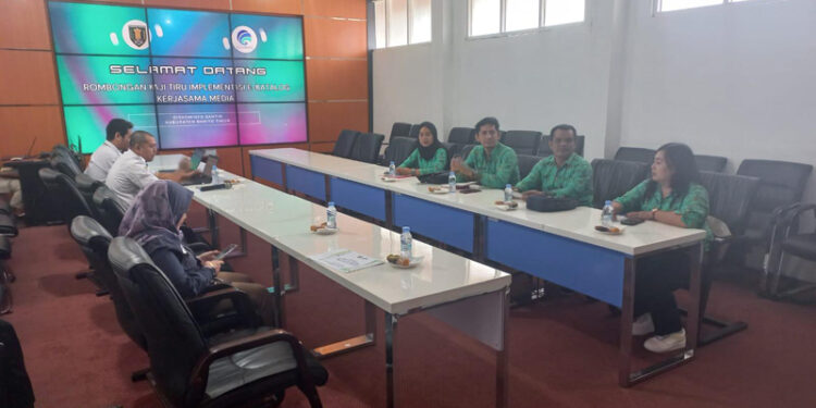 DISKOMINFO Bartim saat kaji tiru di Diskominfo Tabalong, Rabu (6/3).