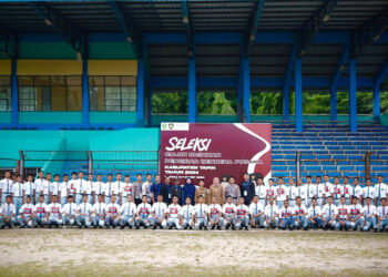 KEPALA Badan Kesbangpol Tapin Hj Aulia Ulfah berfoto bersama peserta seleksi Capaska, Selasa (5/3).