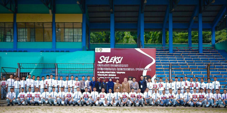 KEPALA Badan Kesbangpol Tapin Hj Aulia Ulfah berfoto bersama peserta seleksi Capaska, Selasa (5/3).