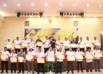 Kepala Kanwil Direktorat Jenderal Perbendaharaan (DJPb) Provinsi Kalimantan Selatan, Syafriadi berfoto bersama kepala desa yang menerima penghargaan atas prestasinya tercepat menyalurkan dana desa (DD).
