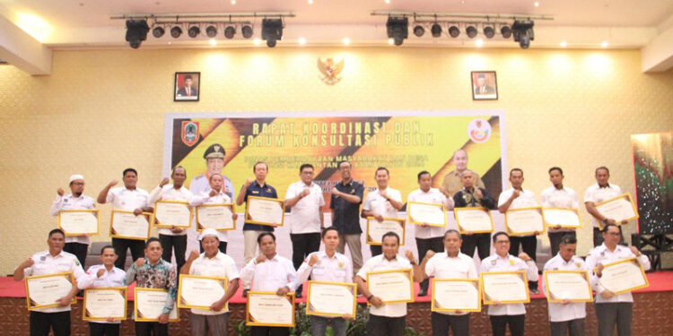 Kepala Kanwil Direktorat Jenderal Perbendaharaan (DJPb) Provinsi Kalimantan Selatan, Syafriadi berfoto bersama kepala desa yang menerima penghargaan atas prestasinya tercepat menyalurkan dana desa (DD).