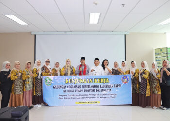 PJ Ketua TP PKK Masrupah dan GOW Tapin berfoto bersama usai kunjungan kerja ke Dinas PPAPP DKI Jakarta, Jumat (1/3).