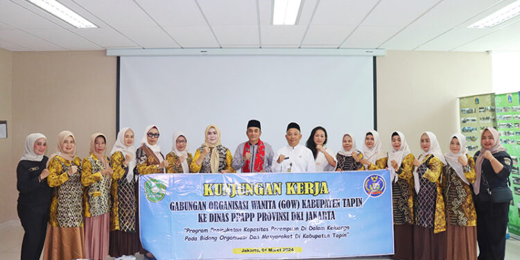 PJ Ketua TP PKK Masrupah dan GOW Tapin berfoto bersama usai kunjungan kerja ke Dinas PPAPP DKI Jakarta, Jumat (1/3).