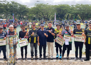 SEKDA Kabupaten Tapin Dr H Sufiansyah MAP didampingi Asmintum H Fiqri Irmawan SSTP saat menyerahkan trophy juara kepada para pemenang lomba ketangkasan Damkar se-Kalsel.
