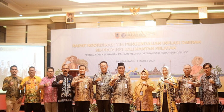 GUBERNUR Sahbirin Noor foto bersama usai Rapat Koordinasi Tim Pengendalian Inflasi Daerah (TPID) se-Provinsi Kalimantan Selatan, Jumat (3/1). 