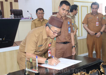 PJ Bupati Tapin M Syarifuddin MPd saat penandatanganan perjanjian kinerja bersama pimpinan SOPD, Senin (4/3).