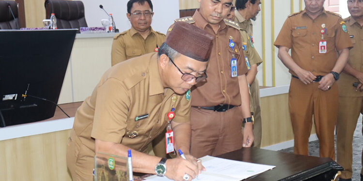 PJ Bupati Tapin M Syarifuddin MPd saat penandatanganan perjanjian kinerja bersama pimpinan SOPD, Senin (4/3).