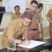 PJ Bupati Tapin M Syarifuddin MPd saat penandatanganan perjanjian kinerja bersama pimpinan SOPD, Senin (4/3).