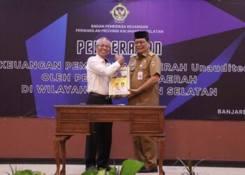GUBERNUR Kalimantan Selatan H Sahbirin Noor menyerahkan dokumen Laporan Keuangan Pemerintah Daerah (LKPD) tahun anggaran 2023 kepada Kepala BPK RI Perwakilan Provinsi Kalsel, Rahmadi.