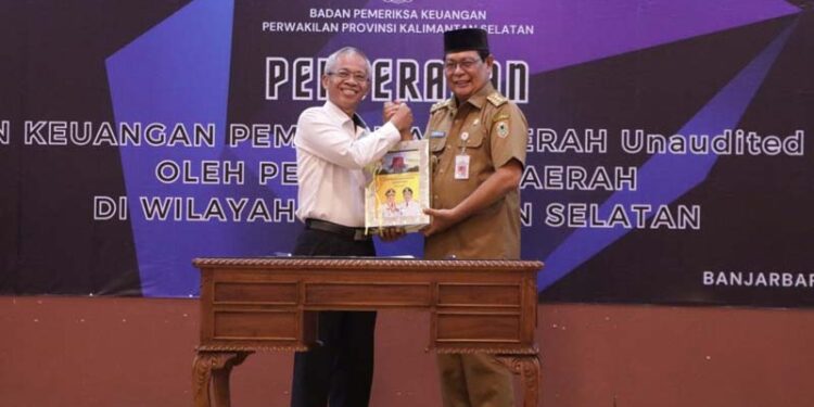 GUBERNUR Kalimantan Selatan H Sahbirin Noor menyerahkan dokumen Laporan Keuangan Pemerintah Daerah (LKPD) tahun anggaran 2023 kepada Kepala BPK RI Perwakilan Provinsi Kalsel, Rahmadi.