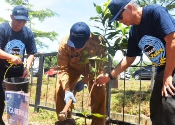Asisten Bidang Pemerintahan dan Kesra Setdaprov Kalsel, H Nurul Fajar Desira saat melakukan penanaman pohon sebagai rangkaian Hari Air Sedunia tahun 2024. 