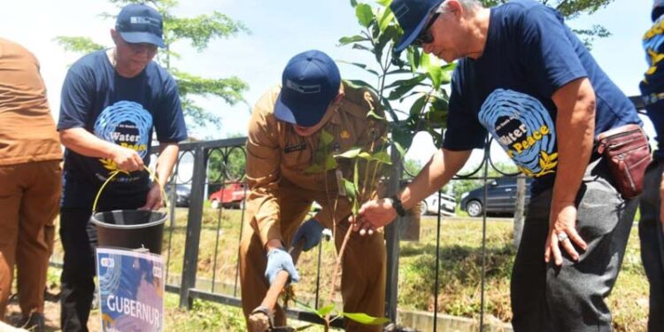 Asisten Bidang Pemerintahan dan Kesra Setdaprov Kalsel, H Nurul Fajar Desira saat melakukan penanaman pohon sebagai rangkaian Hari Air Sedunia tahun 2024. 