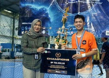 Staf Ahli Gubernur Bidang Kemasyarakatan dan SDM, Hj Husnul Khatimah saat menyerahkan hadiah bagi juara terbaik futsal yang digelar dalam rangka memeriahkan HUT ke-29 Himpunan Mahasiswa Bisnis (HMB) Politeknik Negeri Banjarmasin tahun 2024 