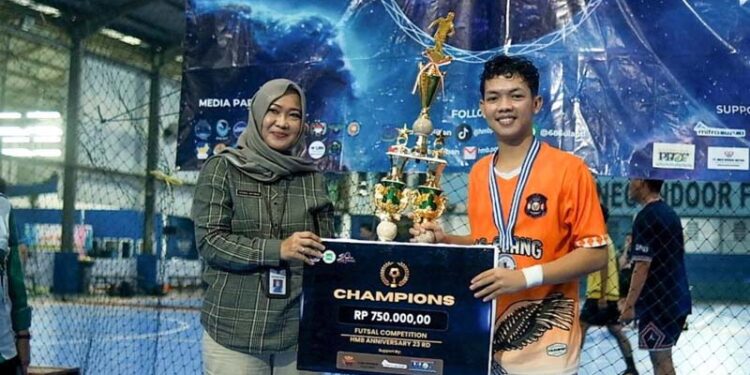 Staf Ahli Gubernur Bidang Kemasyarakatan dan SDM, Hj Husnul Khatimah saat menyerahkan hadiah bagi juara terbaik futsal yang digelar dalam rangka memeriahkan HUT ke-29 Himpunan Mahasiswa Bisnis (HMB) Politeknik Negeri Banjarmasin tahun 2024 