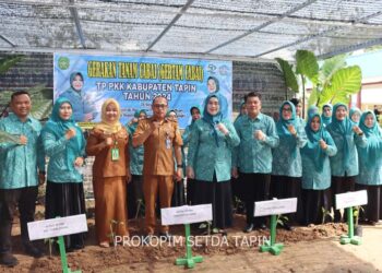 PJ Ketua TP PKK Masrupah saat melaksanakan gertam cabai di Taman Toga Kecamatan Tapin Utara.