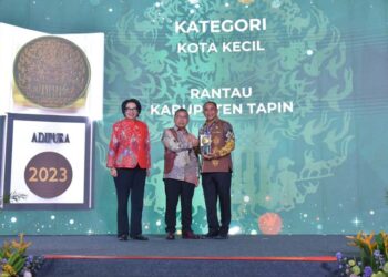 PJ Bupati Tapin di wakili Asisten Pemerintahan dan Kesra H Zainal Abidin SSos MM saat menerima Trophy Adipura yang diserahkan Wakil Menteri KLHK Alue Dohong didampingi Rosa Vivien Ratnawati Ditjen PSLB3 KLHK di Jakarta, Selasa (5/3).