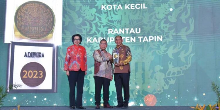 PJ Bupati Tapin di wakili Asisten Pemerintahan dan Kesra H Zainal Abidin SSos MM saat menerima Trophy Adipura yang diserahkan Wakil Menteri KLHK Alue Dohong didampingi Rosa Vivien Ratnawati Ditjen PSLB3 KLHK di Jakarta, Selasa (5/3).