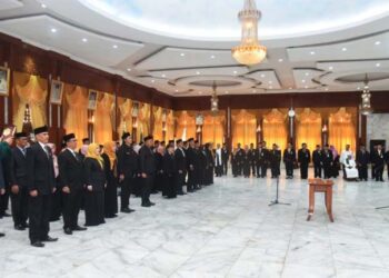 Gubernur Kalimantan Selatan, H Sahbirin Noor saat melantik puluhan pejabat struktural di lingkungan Pemprov Kalsel