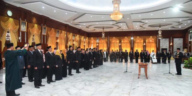 Gubernur Kalimantan Selatan, H Sahbirin Noor saat melantik puluhan pejabat struktural di lingkungan Pemprov Kalsel