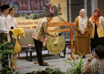 Kepala Dinas Pariwisata Provinsi Kalimantan Selatan, Muhammad Starifuddin atas nama Gubernur Kalsel memukul gong sebagai tanda dibuka Rapat Koordinasi Teknis Pariwisata dan Ekonomi Kreatif se-Kalsel di Banjarmasin.