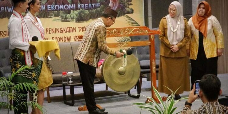 Kepala Dinas Pariwisata Provinsi Kalimantan Selatan, Muhammad Starifuddin atas nama Gubernur Kalsel memukul gong sebagai tanda dibuka Rapat Koordinasi Teknis Pariwisata dan Ekonomi Kreatif se-Kalsel di Banjarmasin.