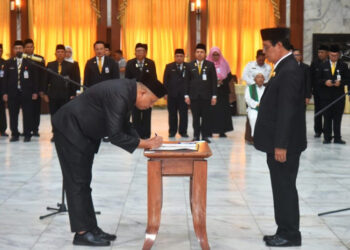 GUBERNUR Kalimantan Selatan H Sahbirin Noor menyaksikan penandatanganan berita acara pelantikan pejabat struktural baru di lingkungan Pemprov Kalsel.