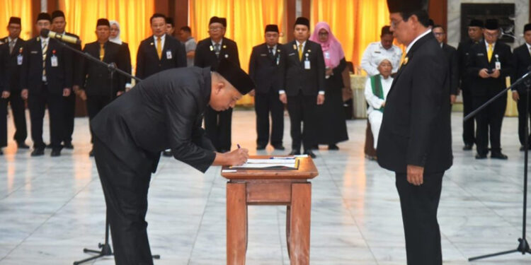 GUBERNUR Kalimantan Selatan H Sahbirin Noor menyaksikan penandatanganan berita acara pelantikan pejabat struktural baru di lingkungan Pemprov Kalsel.