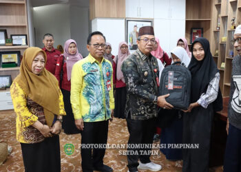 PJ Bupati Tapin M Syarifuddin MPd bersama Plt Kepala Dinas Sosial H Syafrudin SIP dan Kabid Linjamsos Hj Isnaniah saat menyerahkan bantuan sosial kepada penerima manfaat.