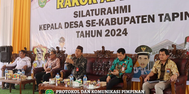 PJ Bupati Tapin M Syarifudin MPd saat memimpin rapat koordinasi bersama kepala desa se-Kabupaten Tapin.