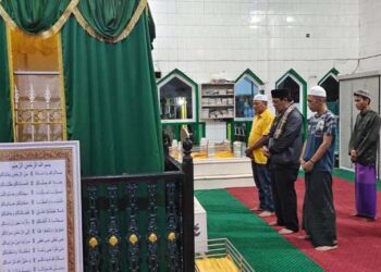 GUBERNUR Kalimantan Selatan H Sahbirin Noor saat melakukan ziarah ke Makam Syech Muhammad Arsyad Al Banjari atau Datu Kelampayan. 