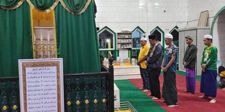 GUBERNUR Kalimantan Selatan H Sahbirin Noor saat melakukan ziarah ke Makam Syech Muhammad Arsyad Al Banjari atau Datu Kelampayan. 