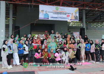 PJ Ketua TP PKK Masrupah berfoto bersama pada kegiatan event Poundfit.