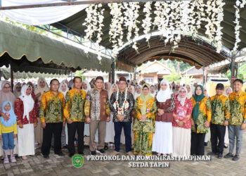 PJ Bupati Tapin M Syarifudin MPd berfoto bersama Kepala Dinas Pendidikan Hj Irnawati SPd MM, Camat Tapin Tengah Hamzah Asegaf, dan Ketua IGTKI Tapin Fitriyana SPd.