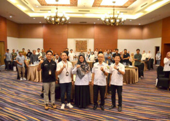 Plt Kepala Divisi Komersial dan Korporate Bank Kalsel Yugo Trianto saat berfoto bersama para kontraktor Kabupaten Balangan dan Tabalong di Aston Tanjung City Hotel, Tabalong, Rabu (6/3).