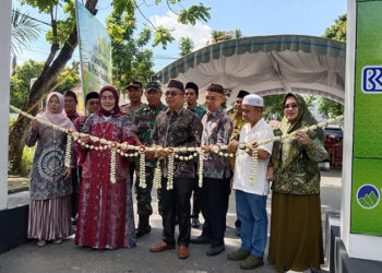 PJ Bupati Tapin M Syarifuddin MPd bersama Sekda Dr H Sufiansyah MAP dan Ketua DPRD Tapin H Yamani SAK MM saat membuka Pasar Ramadhan 1445 H dan pasar murah terbatas, di Jalan Haryono MT, Selasa (12/4).