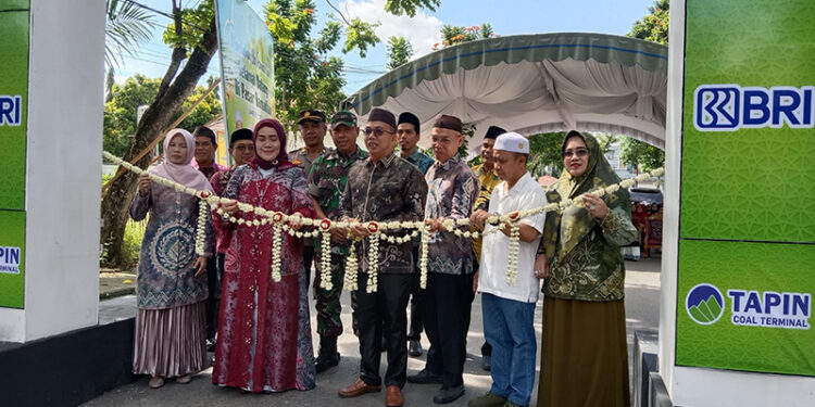 PJ Bupati Tapin M Syarifuddin MPd bersama Sekda Dr H Sufiansyah MAP dan Ketua DPRD Tapin H Yamani SAK MM saat membuka Pasar Ramadhan 1445 H dan pasar murah terbatas, di Jalan Haryono MT, Selasa (12/4).