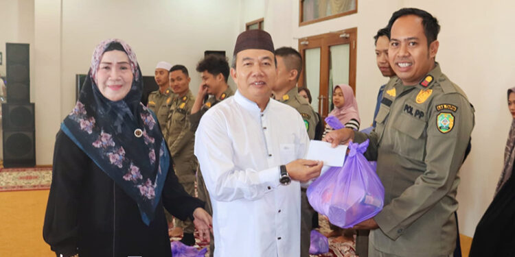 PJ Bupati Tapin M Syarifuddin MPd dan istri saat membagikan paket Ramadhan ke PTT Satpol-PP Kabupaten Tapin.