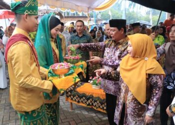 RESMIKAN PASAR WADAI - Gubernur Kalsel H Sahbirin Noor didampingi Ketua Ketua TP PKK Kalsel Hj Raudatul Jannah, ketika prosesi peresmian pembukaan Pasar Wadai Ramadhan 1445 H di halaman Gedung Sultan Suriansyah Banjarmasin, Rabu (12/3) sore.