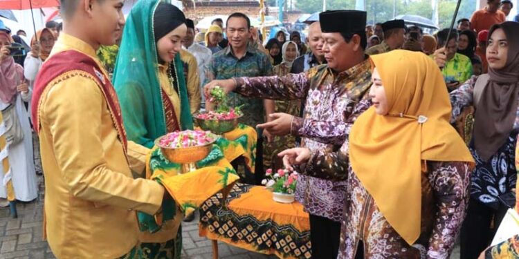 RESMIKAN PASAR WADAI - Gubernur Kalsel H Sahbirin Noor didampingi Ketua Ketua TP PKK Kalsel Hj Raudatul Jannah, ketika prosesi peresmian pembukaan Pasar Wadai Ramadhan 1445 H di halaman Gedung Sultan Suriansyah Banjarmasin, Rabu (12/3) sore.