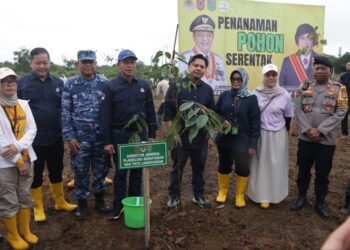 Dirjen Planologi Kehutanan dan Tata Lingkungan (PKTL) Kementerian Lingkungan Hidup dan Kehutanan, H Hanif Faisol Nurofiq dan Sekdaprov Kalsel, Roy Rizali Anwar disela penanaman pohon penghijauan di RTH Kawasan Industri Batulicin.