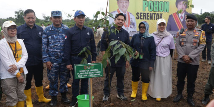 Dirjen Planologi Kehutanan dan Tata Lingkungan (PKTL) Kementerian Lingkungan Hidup dan Kehutanan, H Hanif Faisol Nurofiq dan Sekdaprov Kalsel, Roy Rizali Anwar disela penanaman pohon penghijauan di RTH Kawasan Industri Batulicin.