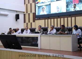 PJ Bupati Tapin M Syarifuddin bersama Sekdakab H Sufiansyah saat memimpin rapat koordinasi bersama tim pengendalian inflasi daerah, Rabu (13/3).