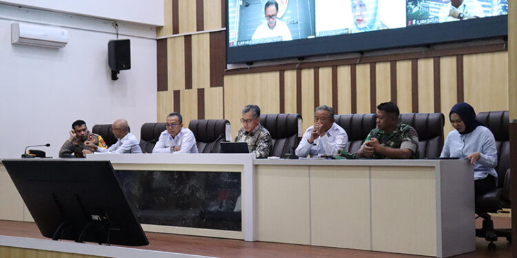 PJ Bupati Tapin M Syarifuddin bersama Sekdakab H Sufiansyah saat memimpin rapat koordinasi bersama tim pengendalian inflasi daerah, Rabu (13/3).